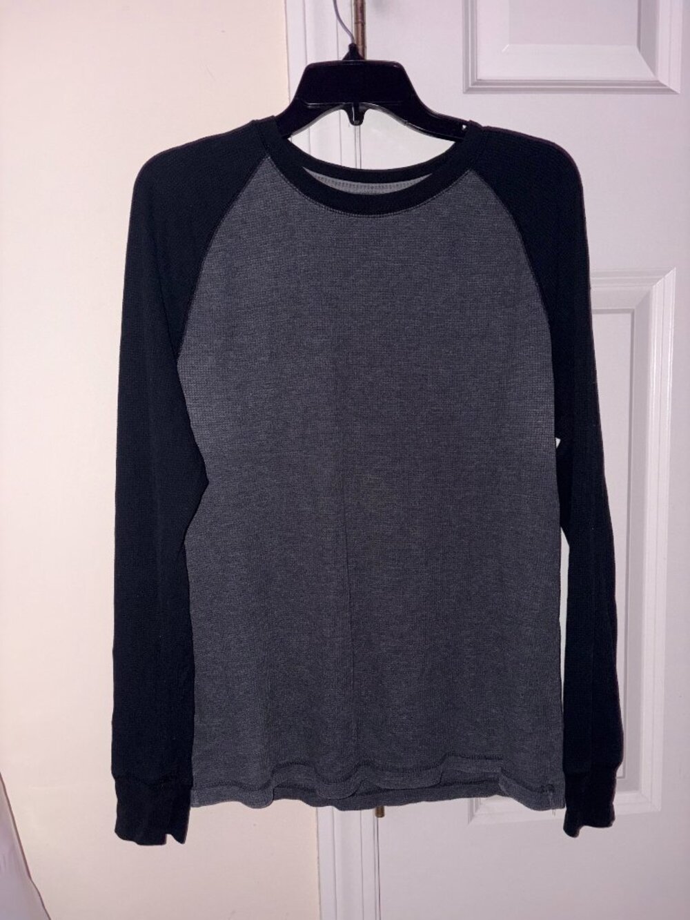 Old Navy long sleeve waffle knit shirt, black & gray, men's size M.
